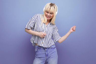 Çizgili bluz ve kulaklık takmış 25 yaşında tatlı sarışın bir kadın..