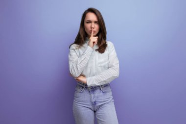 25 'li yaşlarda, siyah saçlı, sıradan giyinen güzel bir kadın sır saklıyor..