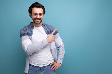 İlham verici genç adam bir stratejinin varlığını göstermek için parmağını yana uzattı..