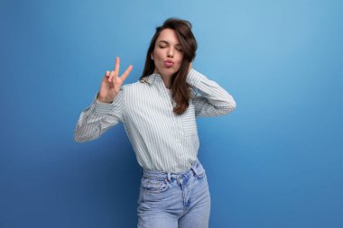 25 yaşında, güzel, kahverengi saçlı, çizgili bluz giymiş, parmaklarıyla hareket eden bir kadın..