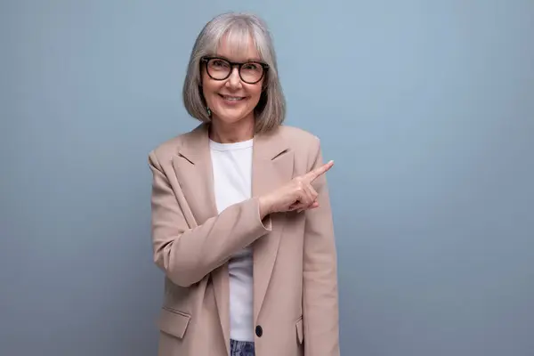 Geschäftsfrau Mittleren Alters Einem Stylischen Bild Zeigt Mit Dem Finger Stockbild