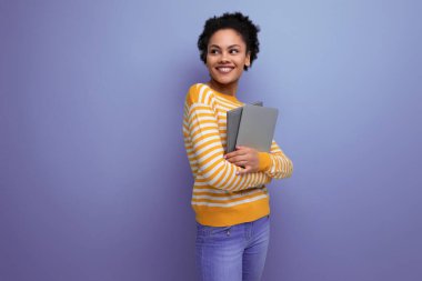 Başarılı afro esmer, 20 'li yaşlarda, laptoplu, Latin, serbest çalışan genç bir kadın..