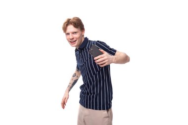 Avrupalı hippi beyaz arka planda tişörtlü genç sarışın adam.