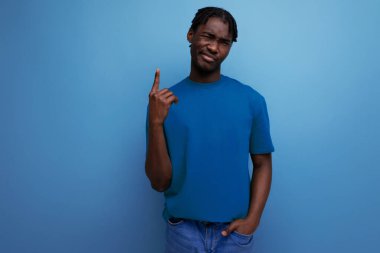 havalı özgüvenli Afrikalı tişörtlü genç adam.