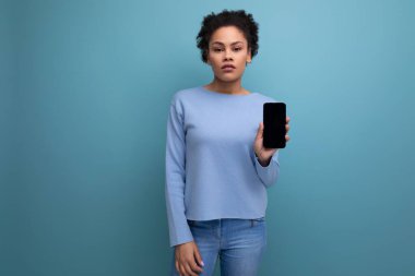 pozitif genç latin 20 'ler akıllı telefon modeli tutuyor..