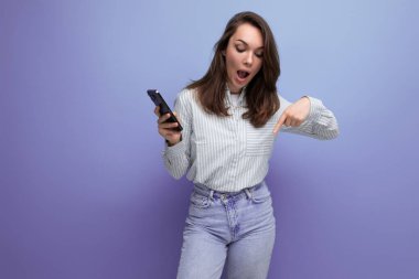 Çekici esmer bayan internet üzerinden iletişim kurmak için akıllı telefon kullanıyor..