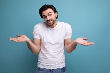 Beyaz tişörtlü şüpheli adam ellerini kaldırıyor..