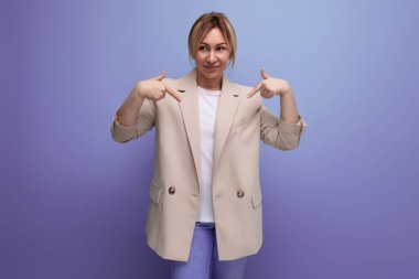 Ceketli sarışın 30 'lu yaşlardaki kadın elleriyle fikirler sunuyor..