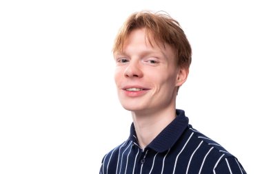 Mavi polo modelli yakışıklı sarışın adam..