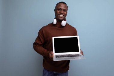 Başarılı Afrikalı iş adamı dizüstü bilgisayarını kullanarak projelerini gösteriyor..