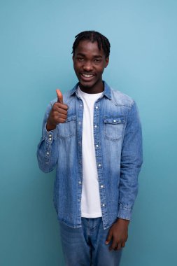 Yakından çekilmiş bir portre. Kafasında kot ceket olan havalı, modaya uygun bir Afrikalı..