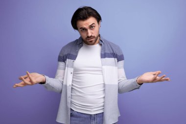 Gayri resmi esmer bir adam..