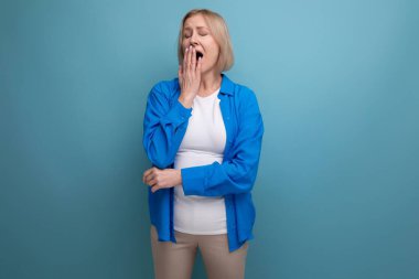 Stüdyo geçmişi olan uykulu sarışın, olgun bir kadın..