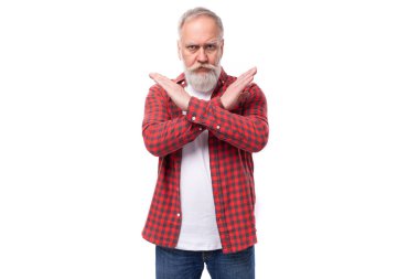 Kırmızılı, sakallı, kolları çapraz kırmızı gömlekli, yaşlı, beyaz saçlı bir adam..