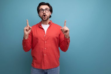 Genç yakışıklı, vahşi bir saç stili olan adam bu fikirden esinlenir..