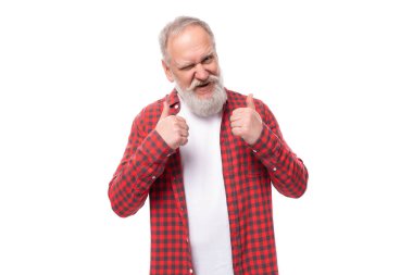 Hoş bir şekilde tatmin olmuş, 60 yaşında, sakallı ve bıyıklı, beyaz saçlı, emekli bir adam..