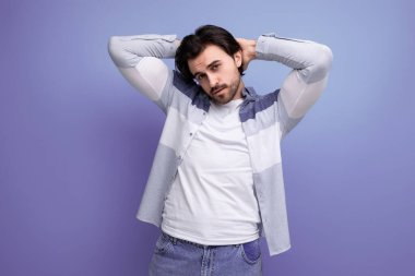 Küçük sakallı, güçlü, esmer bir adamın portresi..