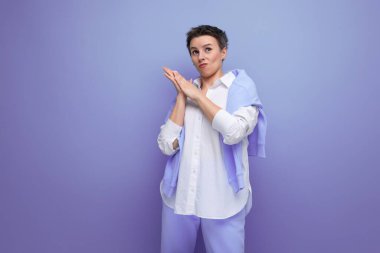 Gayri resmi bir esmer kadın portresi. Kısa saçlı, beyaz gömlekli..
