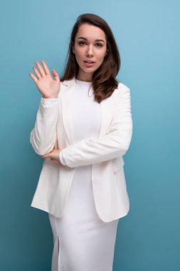 Üzgün, esmer, beyaz elbiseli ve ceketli bir kadının portresi..