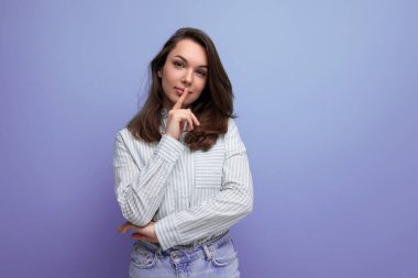 Güzel, genç, esmer, şık, bakımlı, kalın saçlı bir bayan..