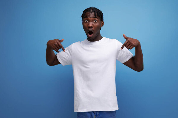 Африканский молодой человек с дредами, одетый в белую футболку для термической печати.