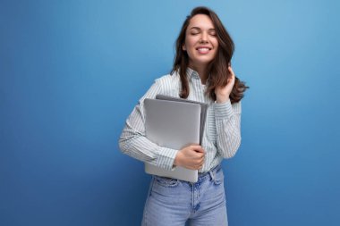 Belge ve dizüstü bilgisayarlı esmer iş kadını fotokopi hızıyla arka planda.