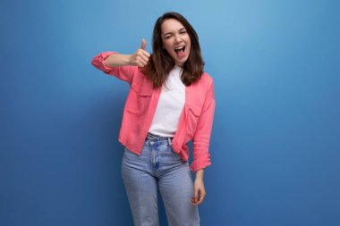 Uzun yazda enerjik ve mutlu genç bir kadın stüdyo izole edilmiş arka plana bakıyor..