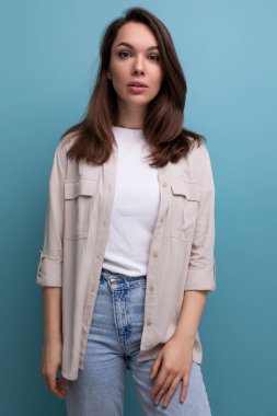 Omuzlarının altında bej gömlekli, şık siyah saçlı 30 'lu yaşlarda bir model..
