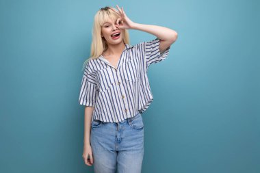 Çekici sarışın, beyaz, gülümseyen 20 'li yaşlarda stüdyo arka planında çizgili tişörtlü, fotokopi odası olan bir kadın..