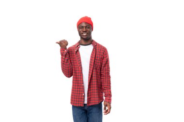 Şapkalı ve gömlekli genç Afrikalı bir adam, izole edilmiş beyaz arka plan üzerinden ilginç bir fikir aktarıyor..