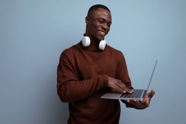 Afrikalı genç ofis çalışanı dizüstü bilgisayarla proje gösteriyor.