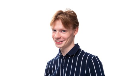 Kısa saçlı, mavi polo giyen yakışıklı sarışın adam..