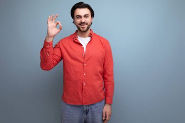 şık, Avrupalı esmer, 35 yaşında gömlekli bir adam iyi bir jest yapıyor..