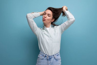 Neşeli 25 yaşında, kahverengi saçlı, kuaförlük yaptıktan sonra bakımlı, ipek saçlı bir kadın..