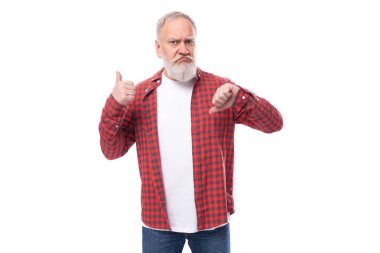 Olgun, gri saçlı, sakallı ve bıyıklı bir adam olduğundan şüpheliyim..