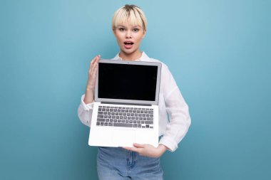 Beyaz bluzlu, kendine güvenen sarışın bir iş kadınının portresi dizüstü bilgisayar ekranında maketle projesini gösteriyor. iş kavramı.