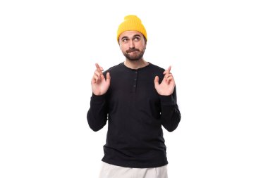 Siyah ceketli genç esmer Avrupalı vahşi adam dua ediyor ve umut ediyor..