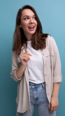 Tişörtlü ve kot pantolonlu beyaz, genç, esmer bir kadının parmak uçlarına basmasına şaşırdım..