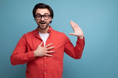 Gözlüklü yakışıklı esmer adam bir fikri açıklıyor..