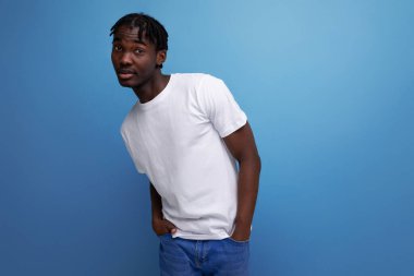 Bir erkek için giyinmiş beyaz tişört..