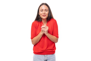 Kırmızı kısa kollu, beyaz tenli genç esmer bir dilek diliyor..