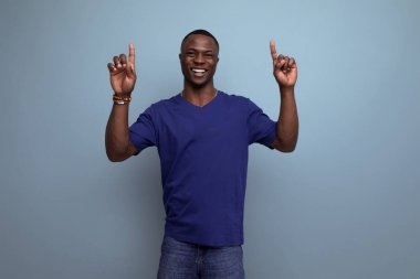 Yakışıklı, genç, Amerikalı yetişkin bir erkek, reklam duvarını işaret ediyor..