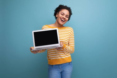 Pozitif afro esmer laptoplu Latin iş kadını.