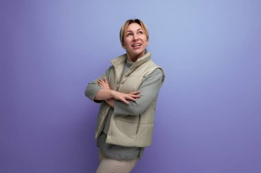 İlkbaharda sarışın çekici bir kadın. Stüdyonun arka planında fotokopi alanı olan sıradan bir kadın..