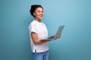 Genç başarılı İspanyol esmer kız öğrenci programcı olmak için çalışıyor. Çerçevedeki bilgisayar.