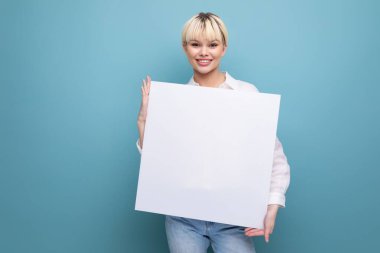Beyaz bluzlu, zeki, genç, sarışın bir iş kadınının portresi. Model tahtasında projesini gösteriyor. iş kavramı.