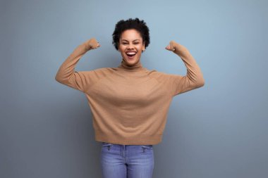 Siyah afro saçlı genç ve çekici bir kadın. Arka planda izole edilmiş at kuyruklu, fotokopi alanı olan..