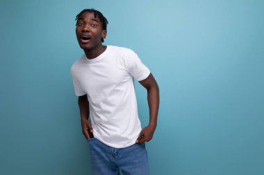 Afrikalı genç adam termal baskı için beyaz tişört giymiş..