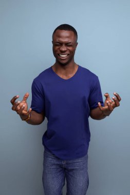 25 'li yaşlarda, sıradan mavi tişörtlü Afrikalı bir adamı üzdü..