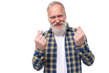 Yakışıklı, 50 'li yaşlarda, beyaz arka planda sakallı, kır saçlı bir adam..